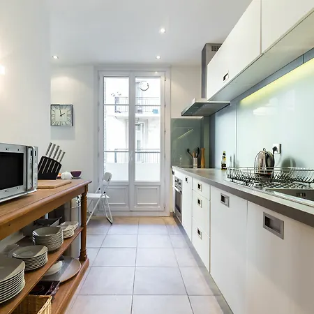 Apartmán Centrally Located Modern 2 Bed In With Aircon And High Ceilings And Modern Design 696